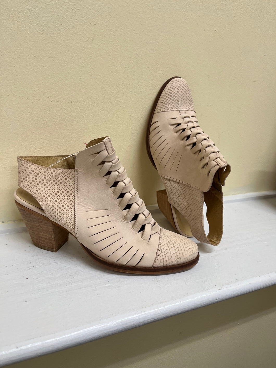 Free People Size 39 (8-8.5) Cream Shoes